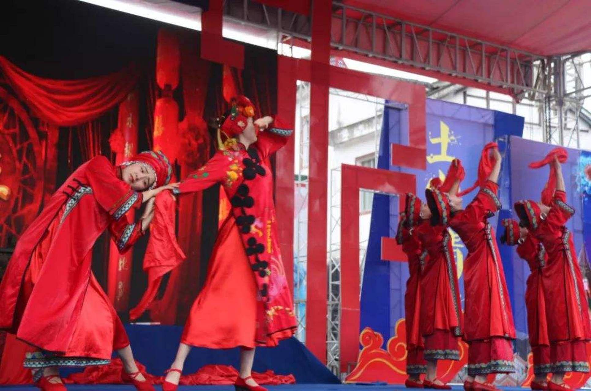 恩施土家族哭嫁歌 在湖北恩施,土家族姑娘在出嫁前,由平时相好的姐妹