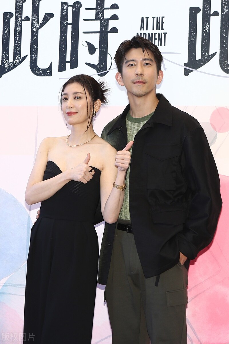 贾静雯和老公修杰楷一起去出席活动,两位看上去非常的般配,也都显得很