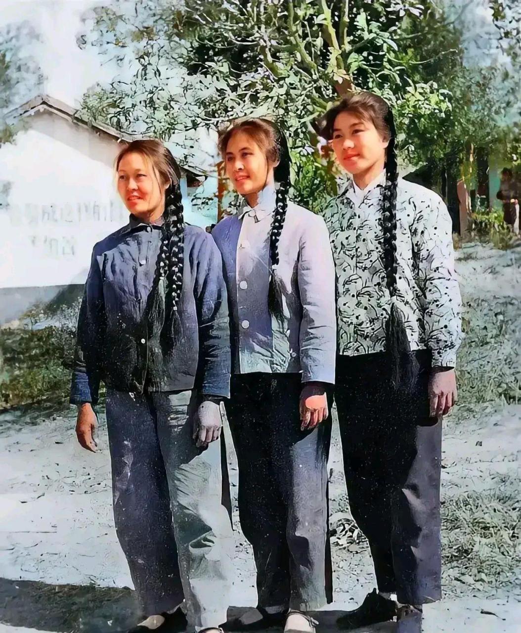 上世纪80年代,许多女人都喜欢梳麻花辫,那个时候,每个女生的头发都