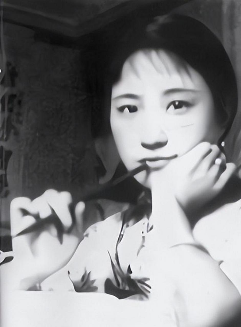 1990年,90岁的凌叔华即将走到生命的尽头,她对家人说:"徐志摩写爱