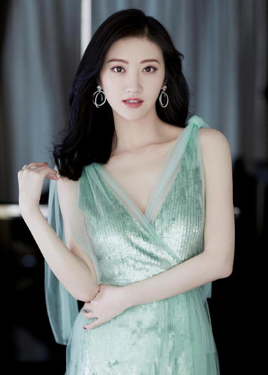 这段感情虽曾引来质疑,但是却让年少的景甜因路征对她的关怀而变得