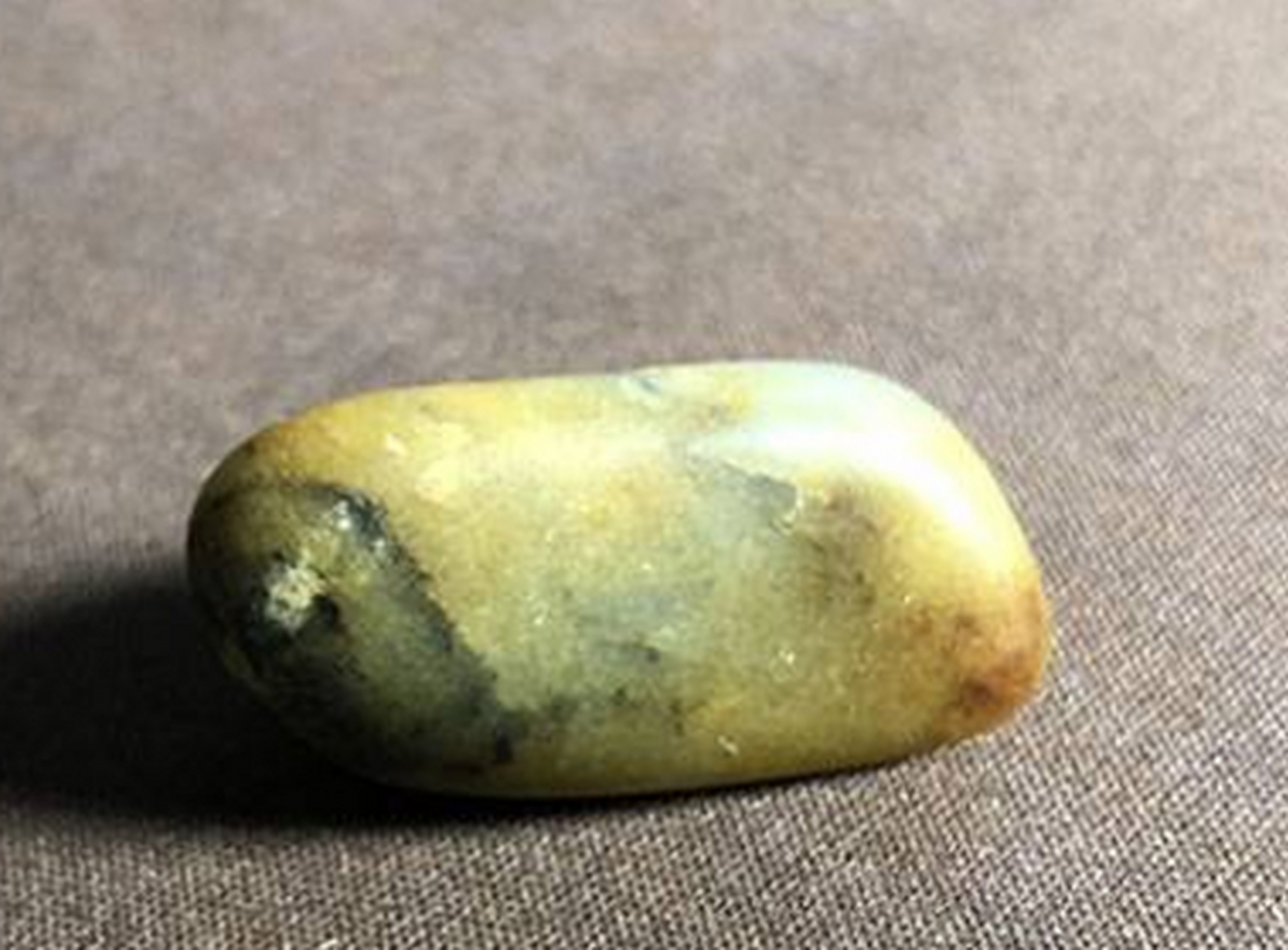 和田玉籽料是指玉石中具有颗粒状结构,较为纯净,无杂质的玉石原矿.