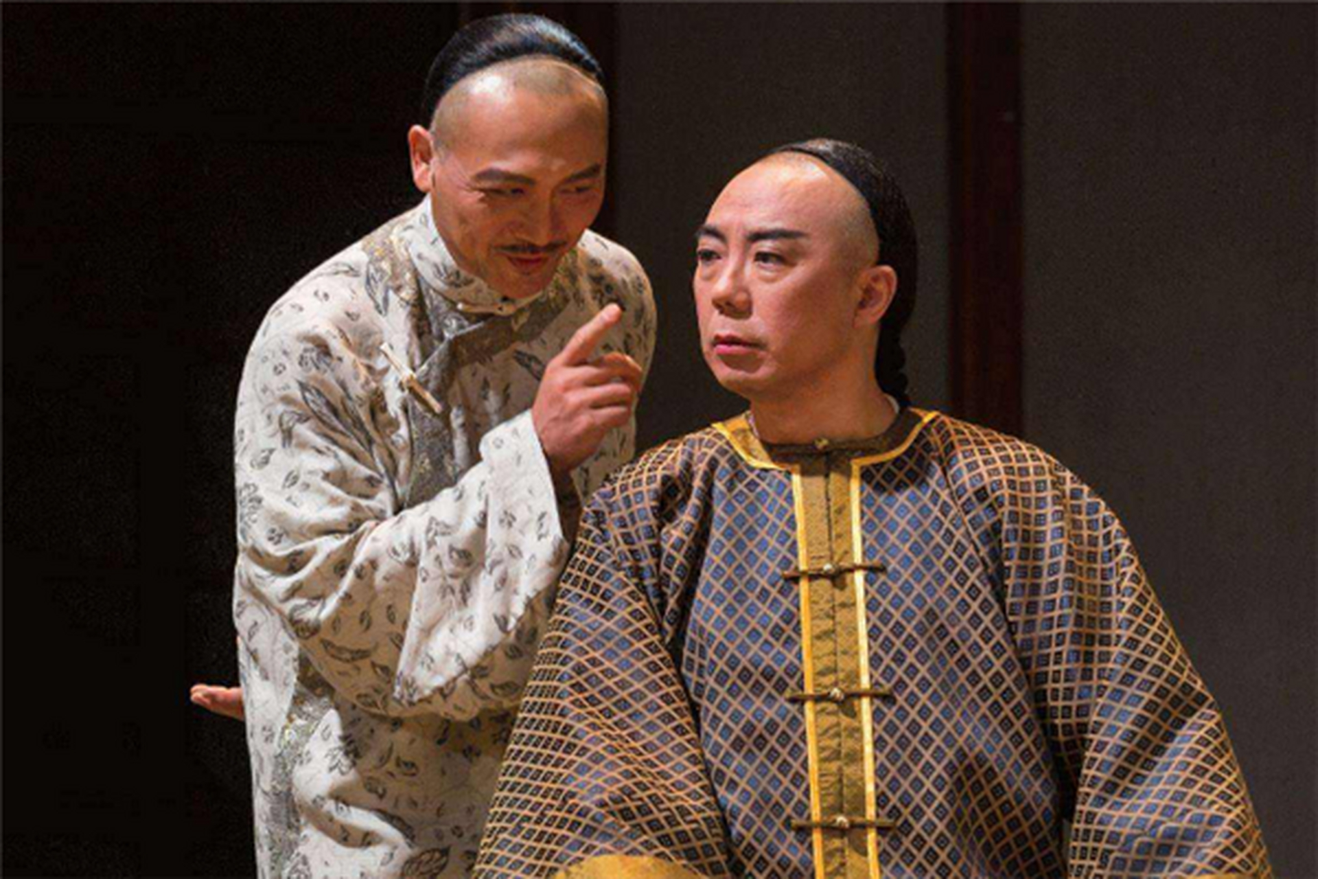 1882年,胡雪岩开始囤积生丝,打算垄断生丝市场,从而控制生丝价格,等到