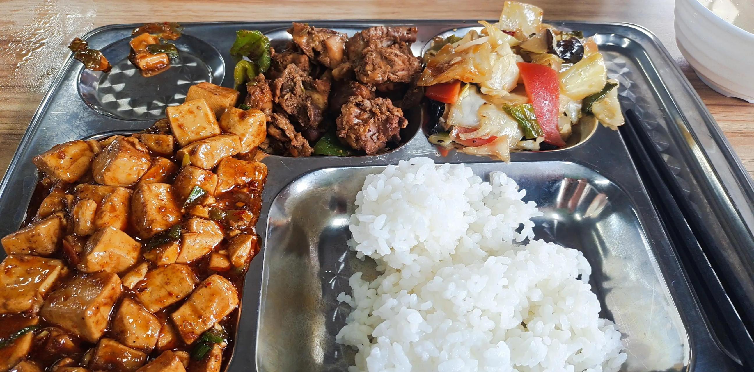 今天中午我去公司食堂吃饭,我看见今天盒饭菜挺好的,有自己喜欢吃的