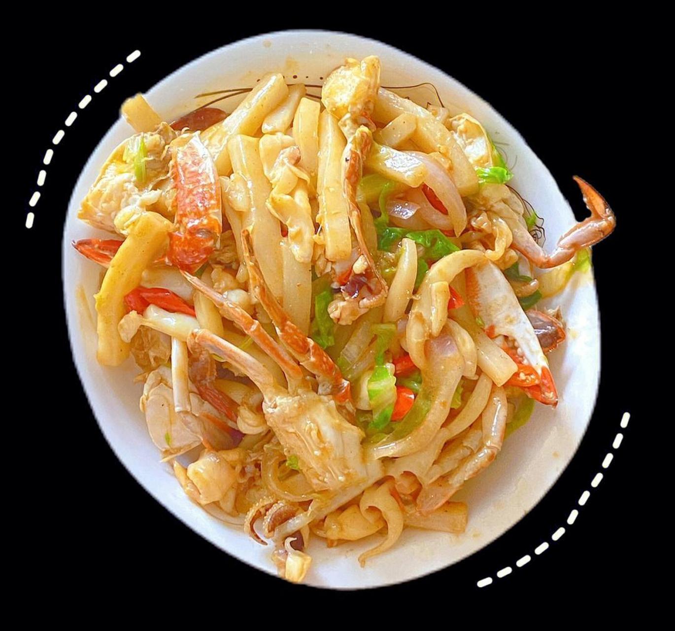 海鲜炒年糕;食材:梭子蟹2只,墨鱼2只,年糕2人份,杭白菜 做法:1,先把