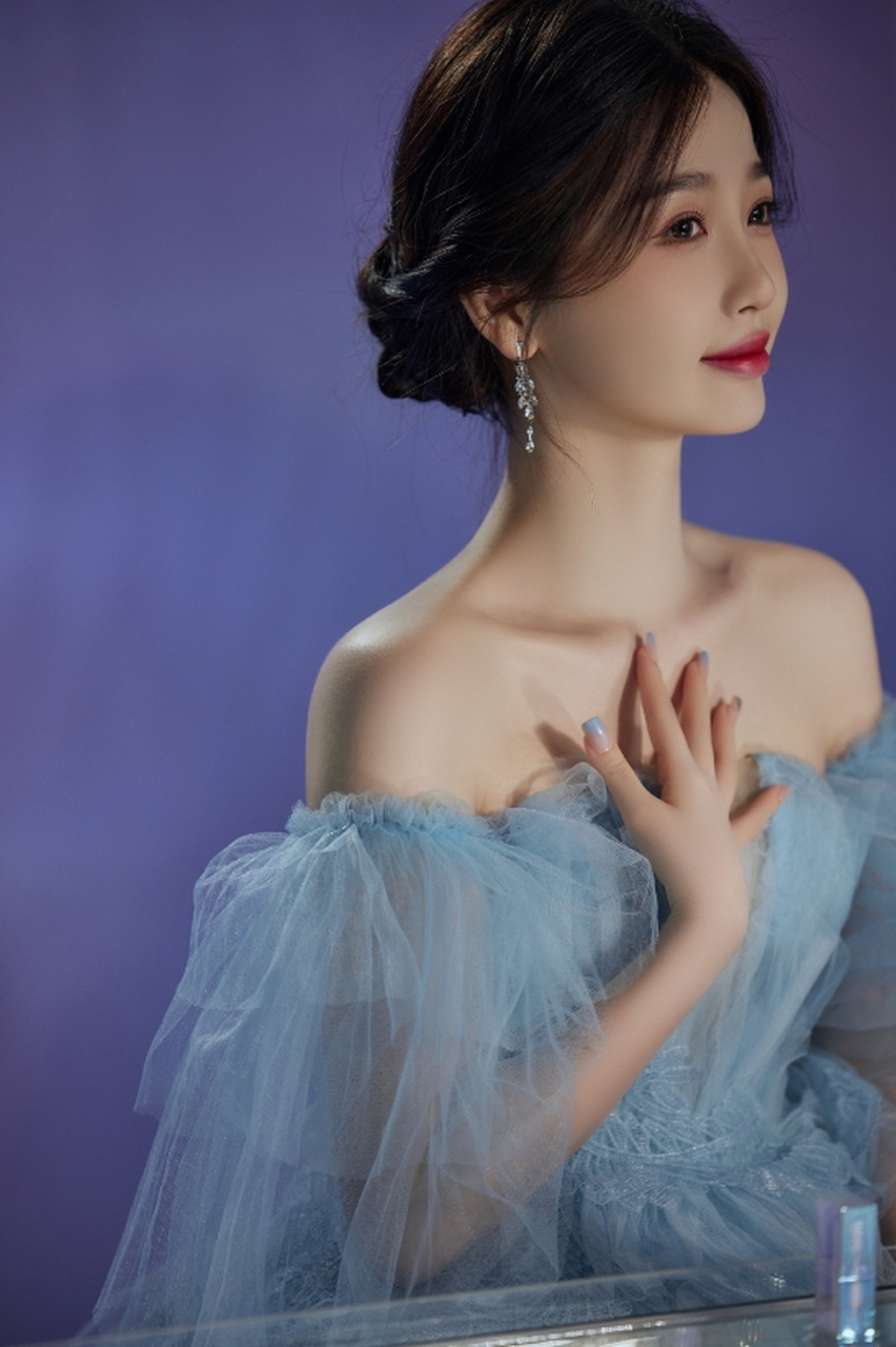 娇俏可爱,艳若桃李的#虞书欣# 一袭蓝色溜肩抹胸纱裙,丰满傲人的事业