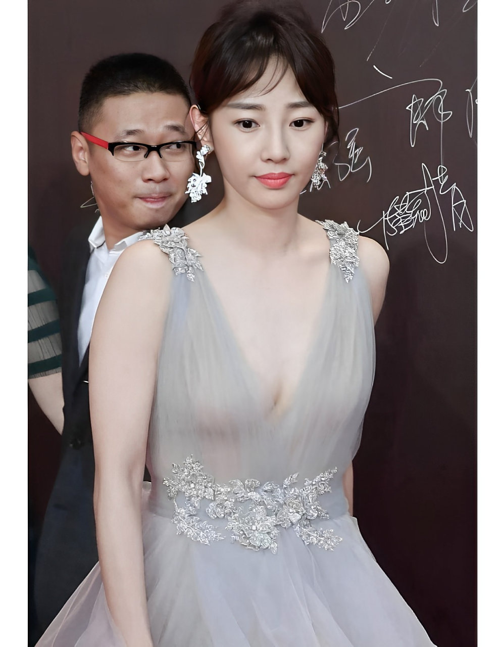 白百何活动照曝光,穿淡灰色深v领蛋糕礼服裙性感又抢镜,减龄有活力的