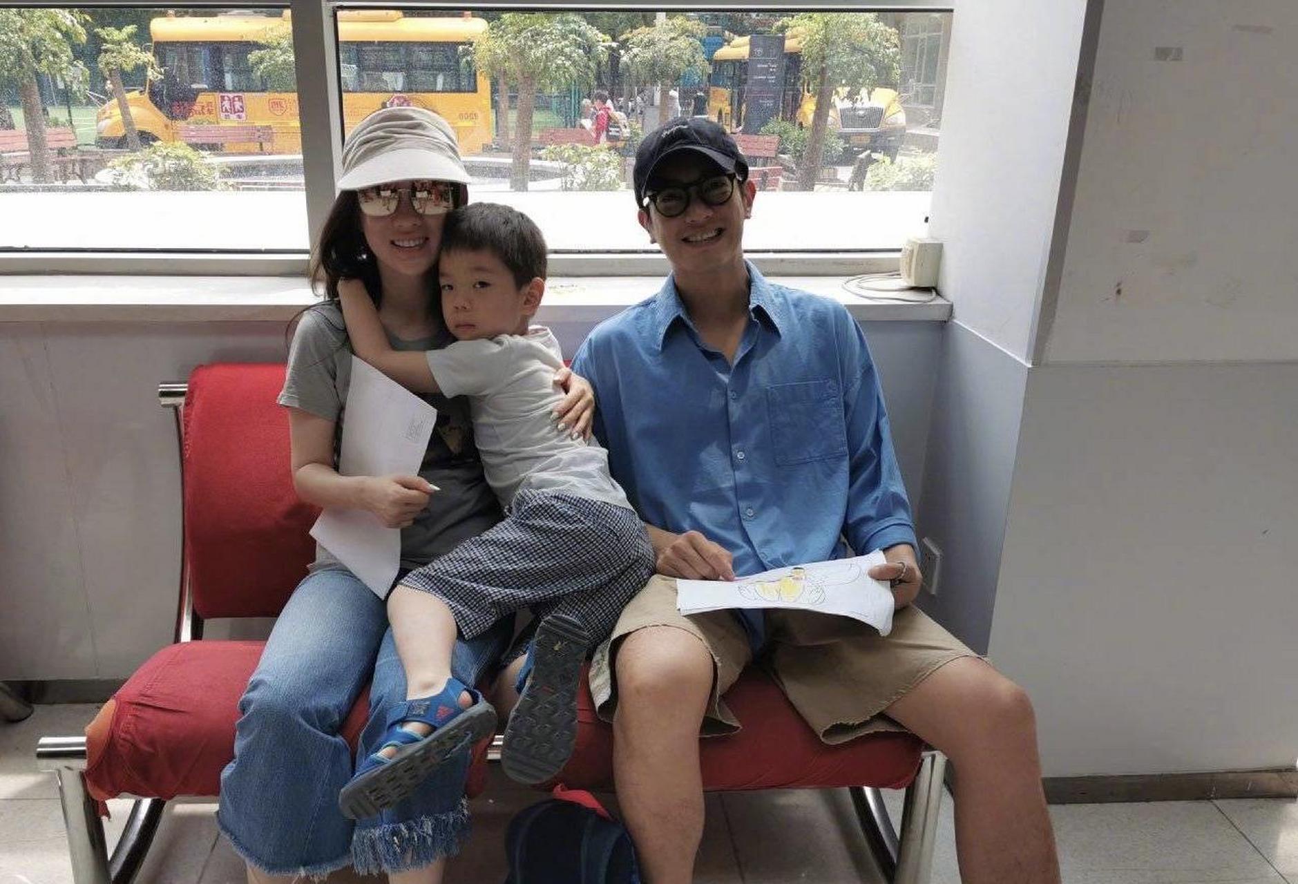 霍思燕一家三口现身机场,统一的白色上衣浅色牛仔下装,好幸福