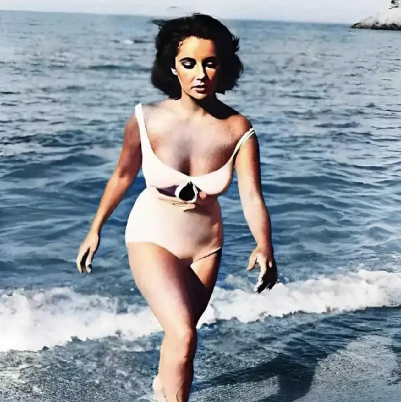 1950年代,当时非常漂亮的美国著名女演员泰勒在沙滩上玩耍!