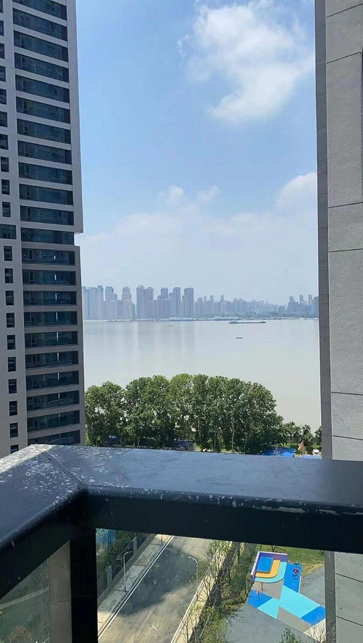 武汉,一位业主特意买的一线江景房 没成想,快到交房的日子了,去房子