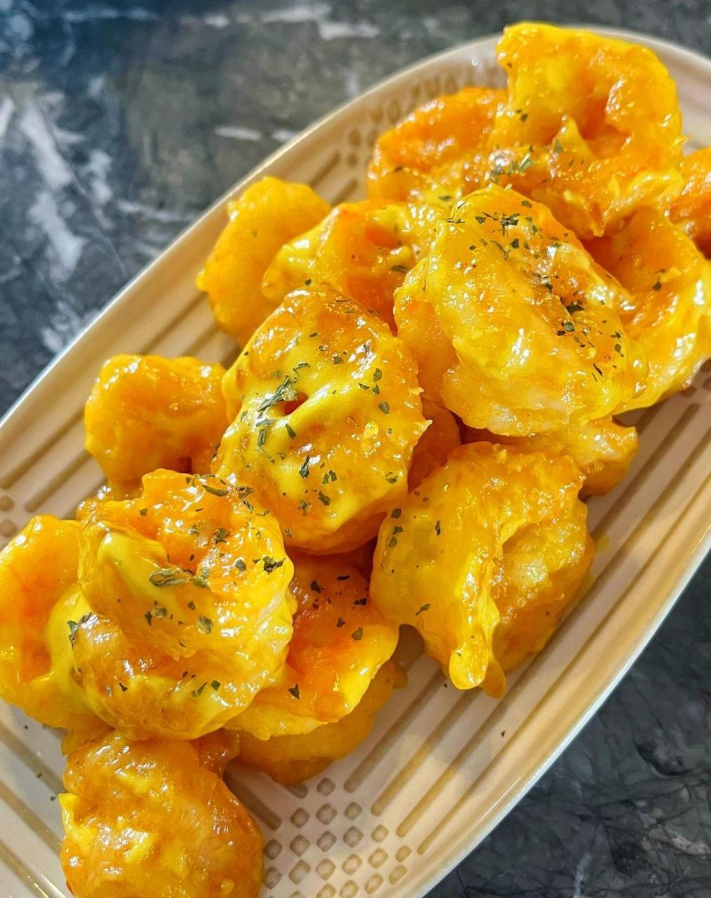 上桌秒空的芥末虾球[鸡蛋]简单又好吃 摆盘来点欧芹碎 颜值也很高