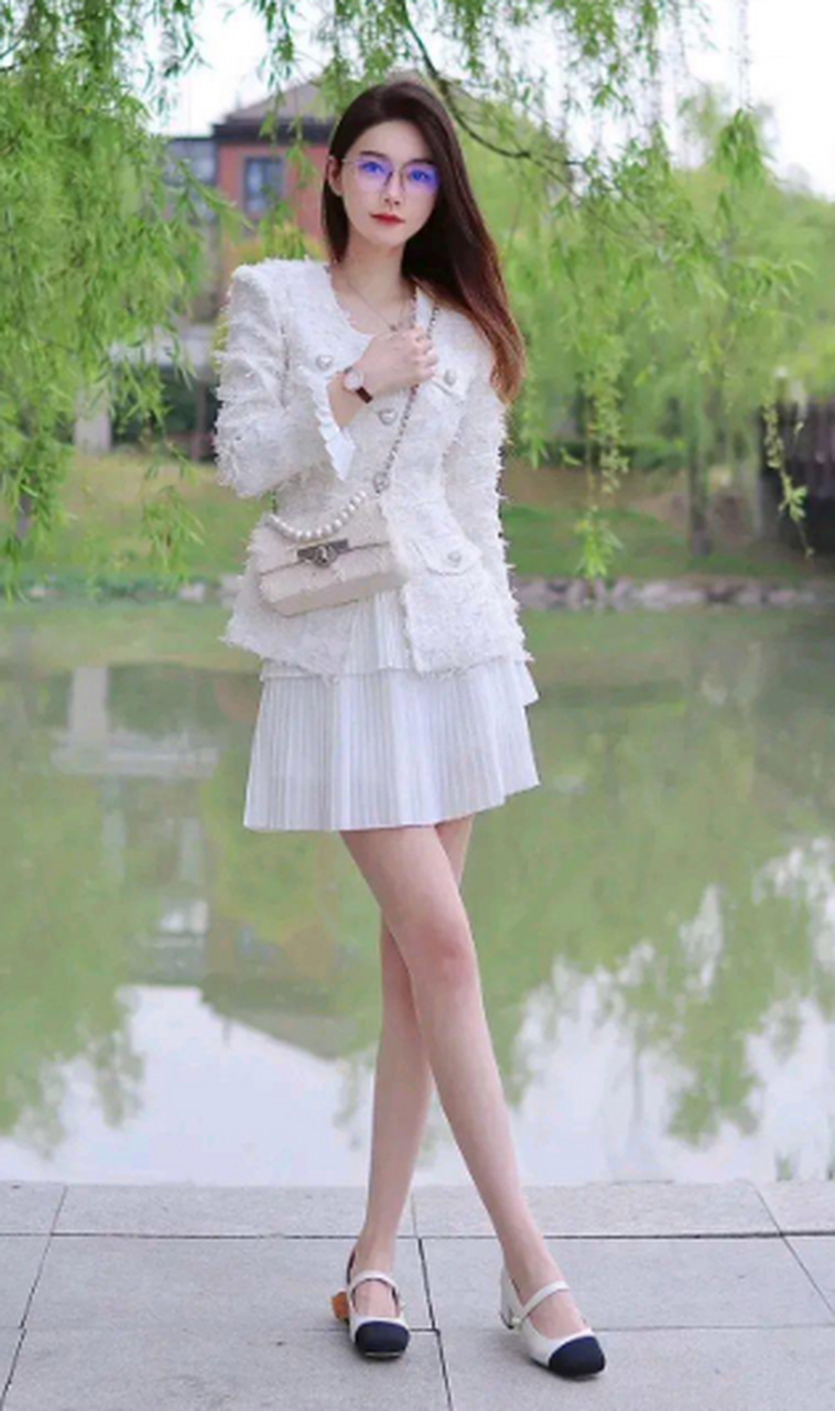 柳树下的白衣女王#女士衣服