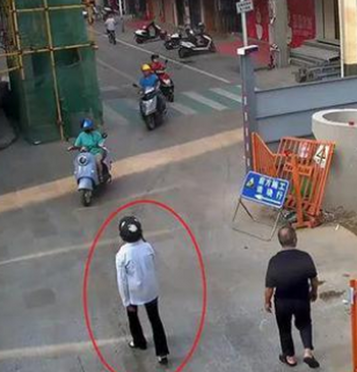 【杀人犯男扮女装说越南话逃亡11年:讲女声戴女饰】5月19日8时许,广东