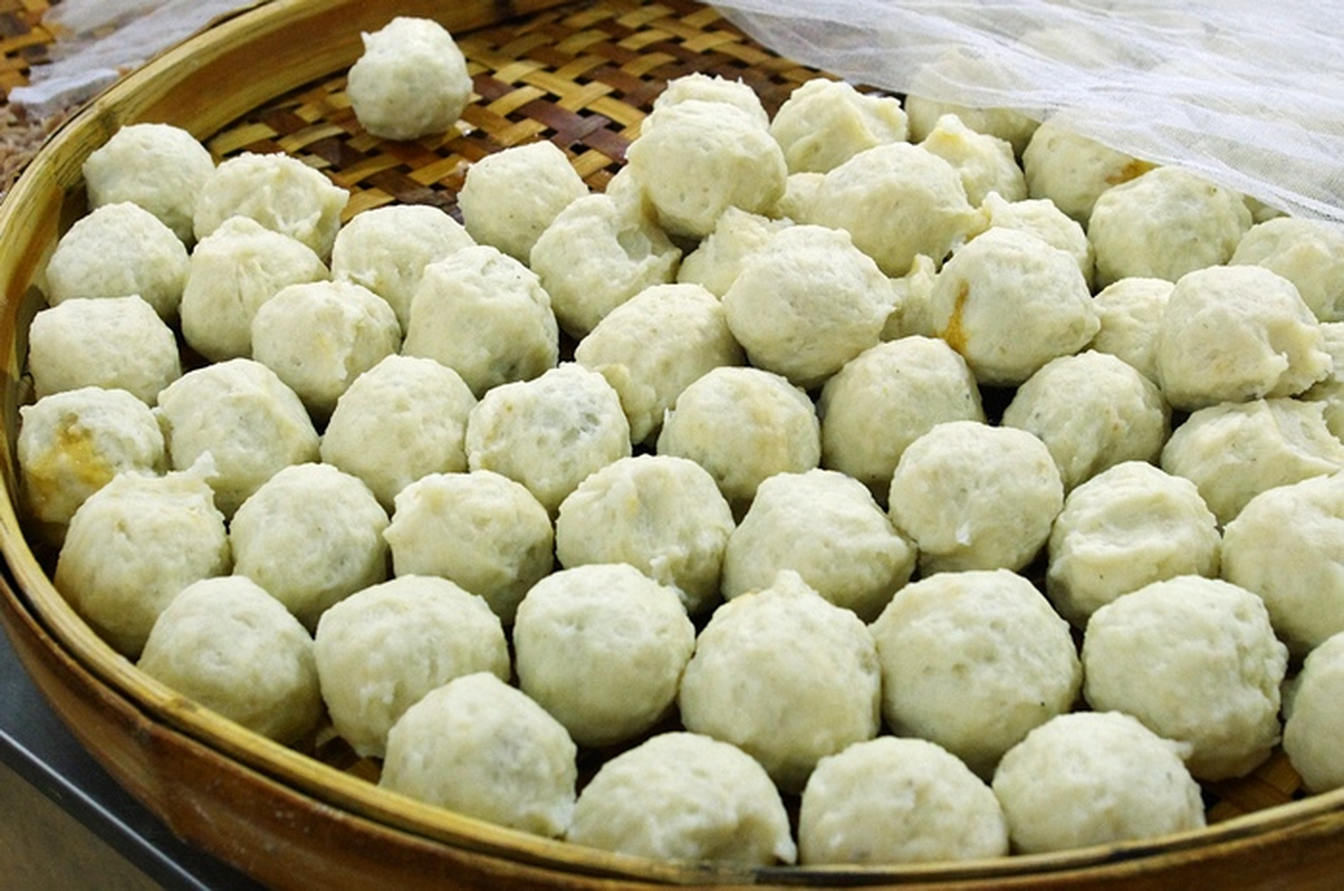 福州鱼丸用鳗鱼肉和淡水鱼肉剁碎,加入淀粉或者番薯粉搅拌均匀制成