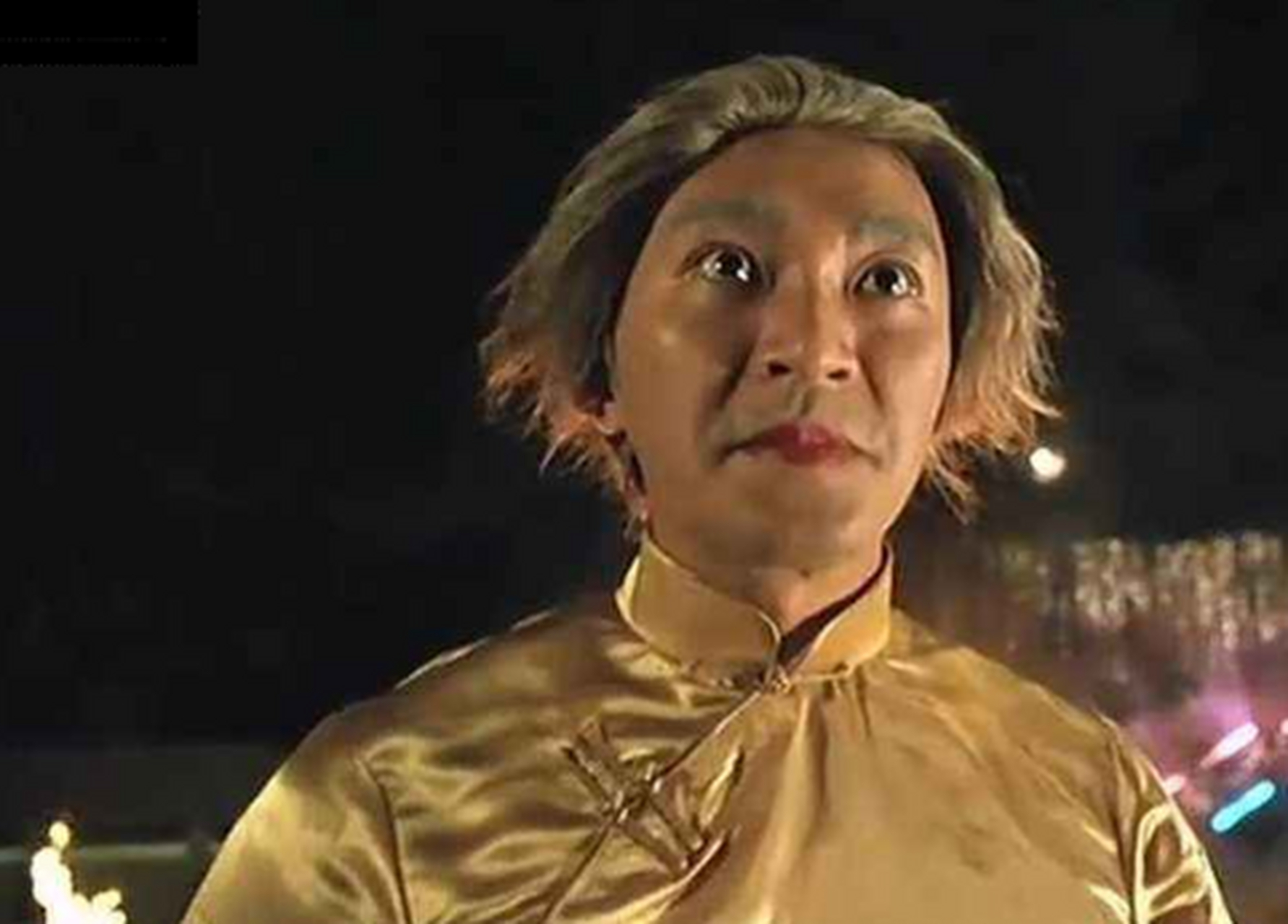 在《百变星君》中,疯教授根据"杨婆婆家居采购指南"研制的芯片,在