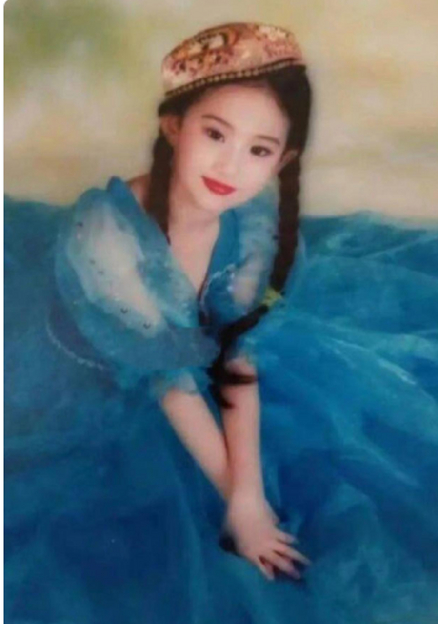 刘亦菲童年旧照,一看从小就是美人胚子!