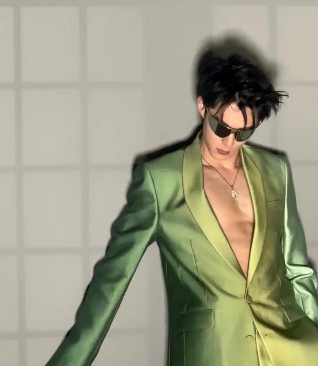 王鹤棣拍时尚杂志,穿绿色深v西装,演绎完美腹肌线条,看得出来这段时间