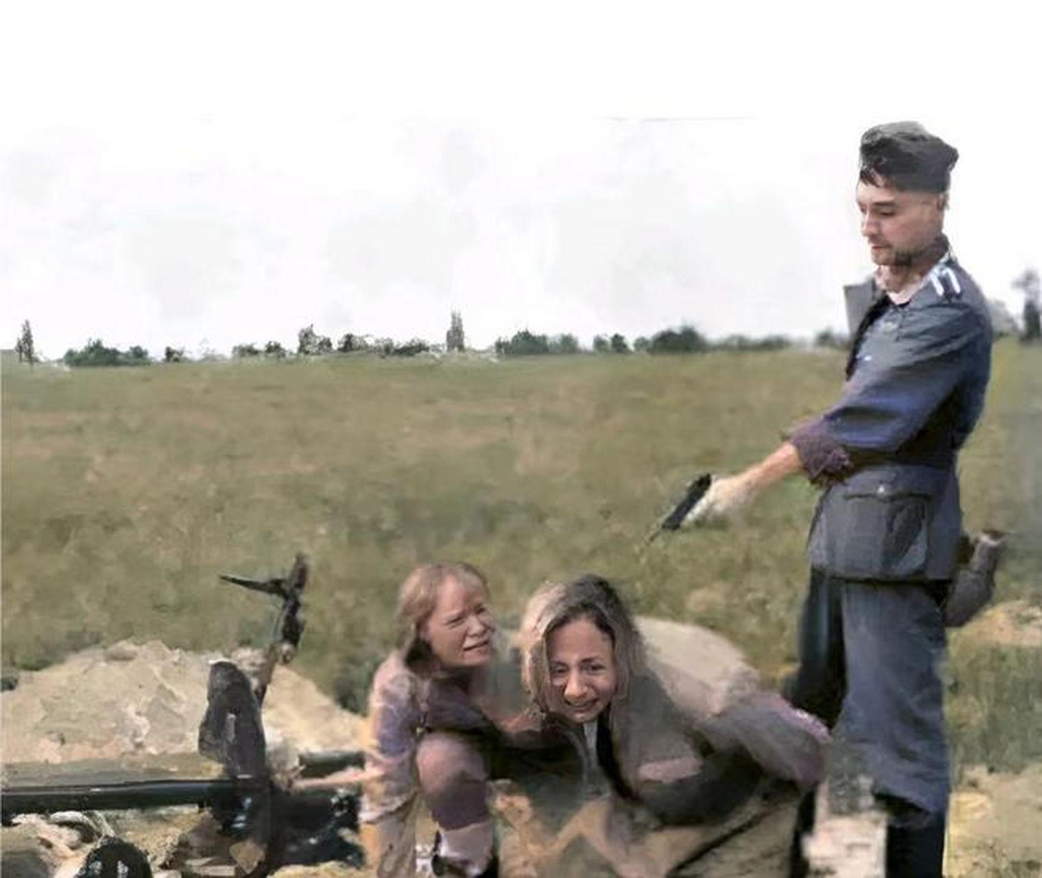 1942年,两名苏联女兵正面临着被德军处决的威胁