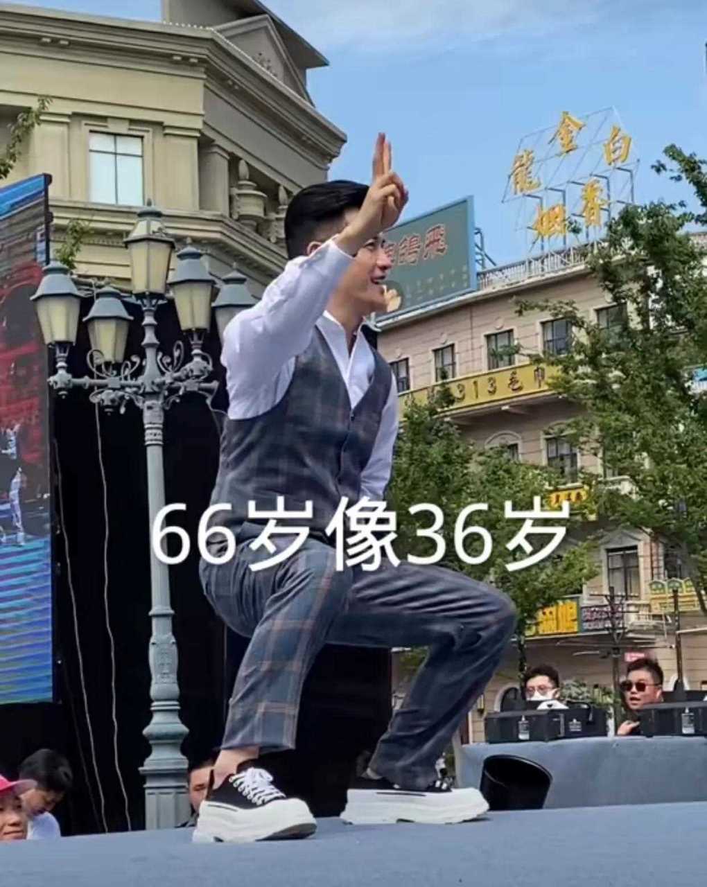 这是一个令人五味杂成的画面.