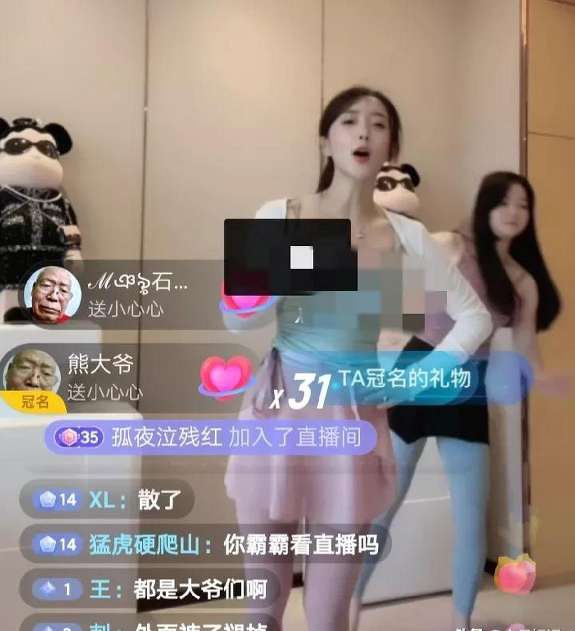 网红梦娜每天在直播间教粉丝做瑜伽,但是直播间没有年轻人,全部都是