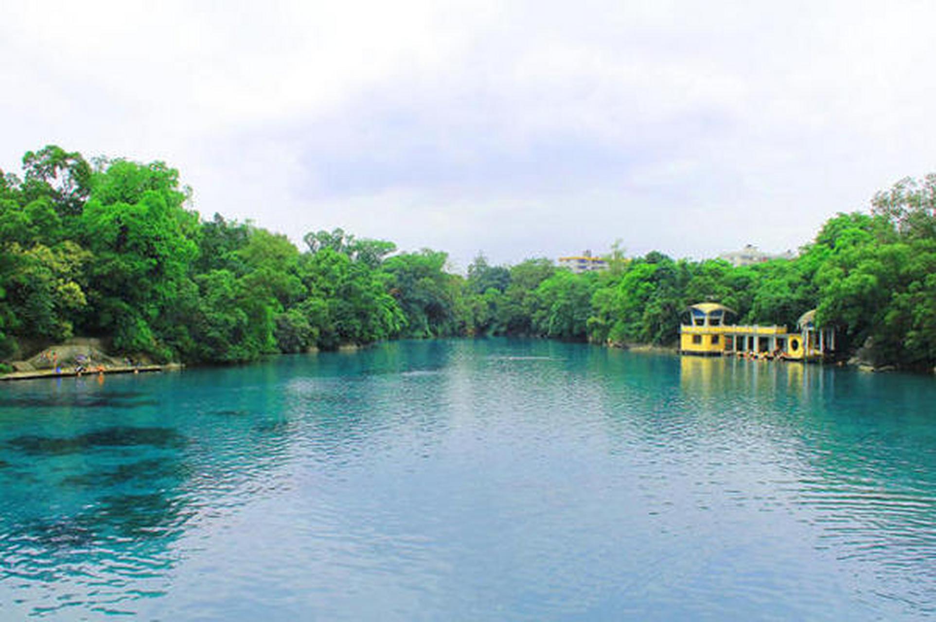 灵水的奇特之处有两点:一是四季常清,清可见底