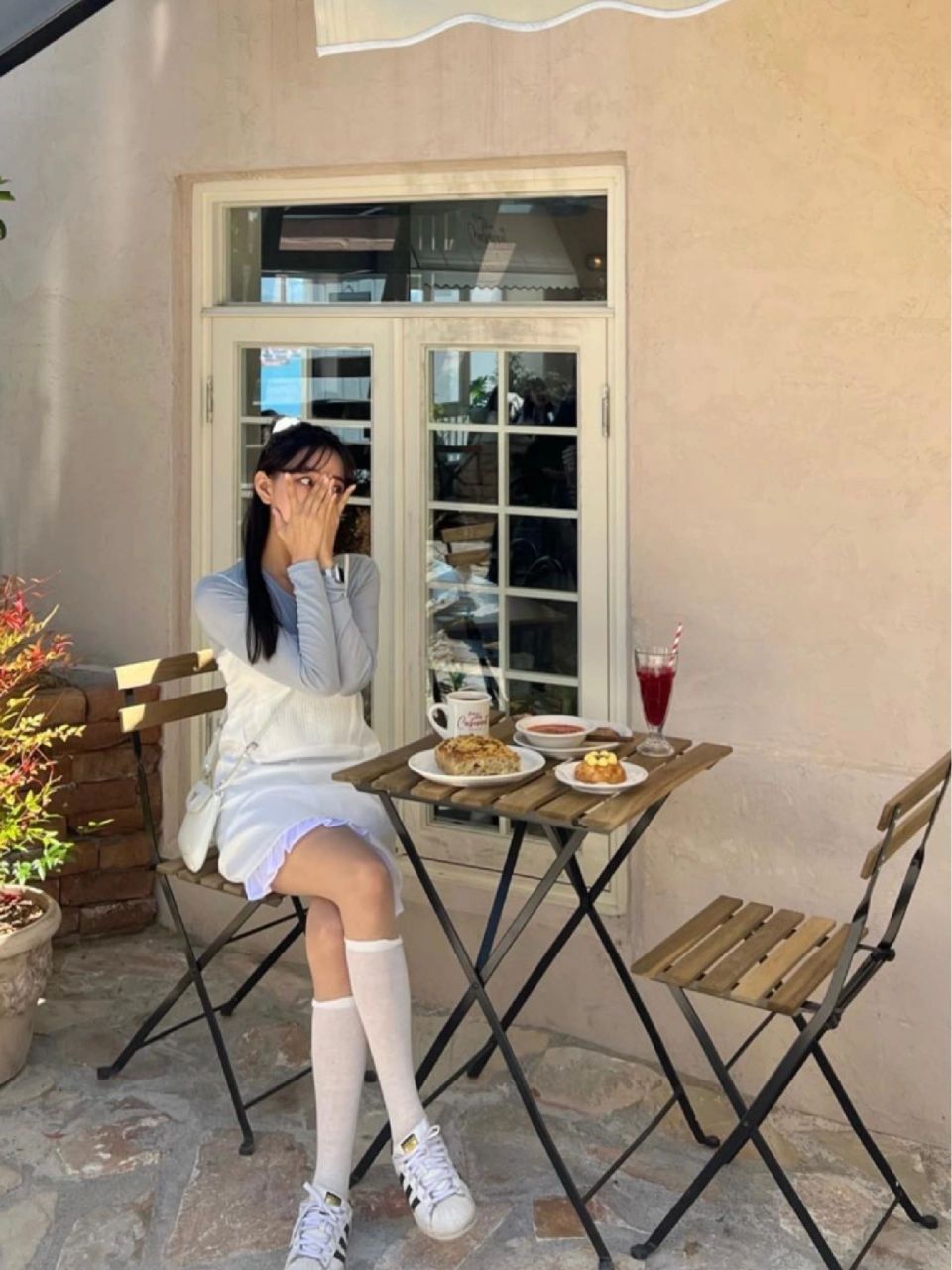 干饭少女不露脸拍照姿势|优雅永不过时95  捕获优雅干饭的少女一只!