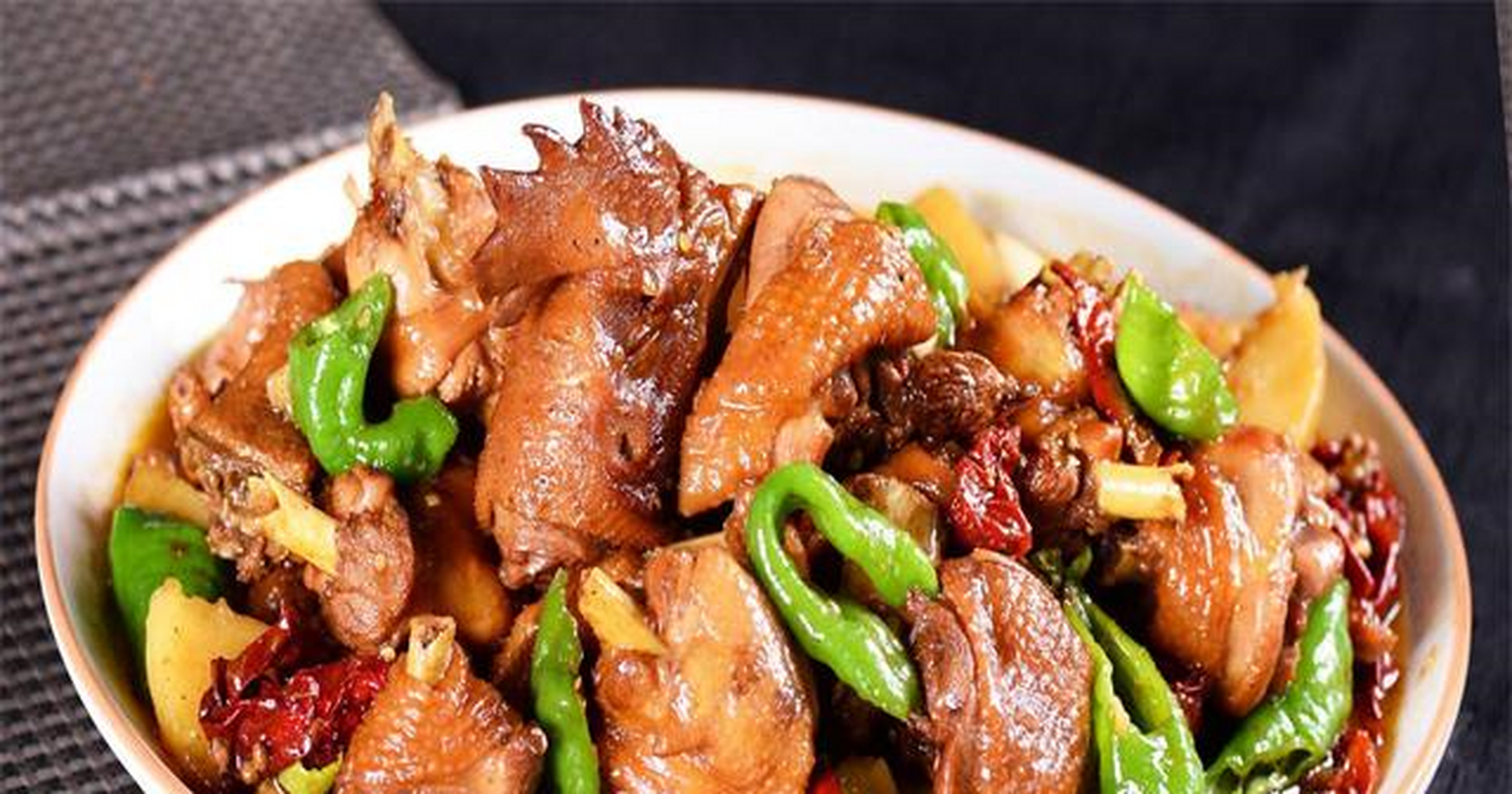 正宗新疆大盘鸡的做法.需要准备的食材:三黄土鸡750克.