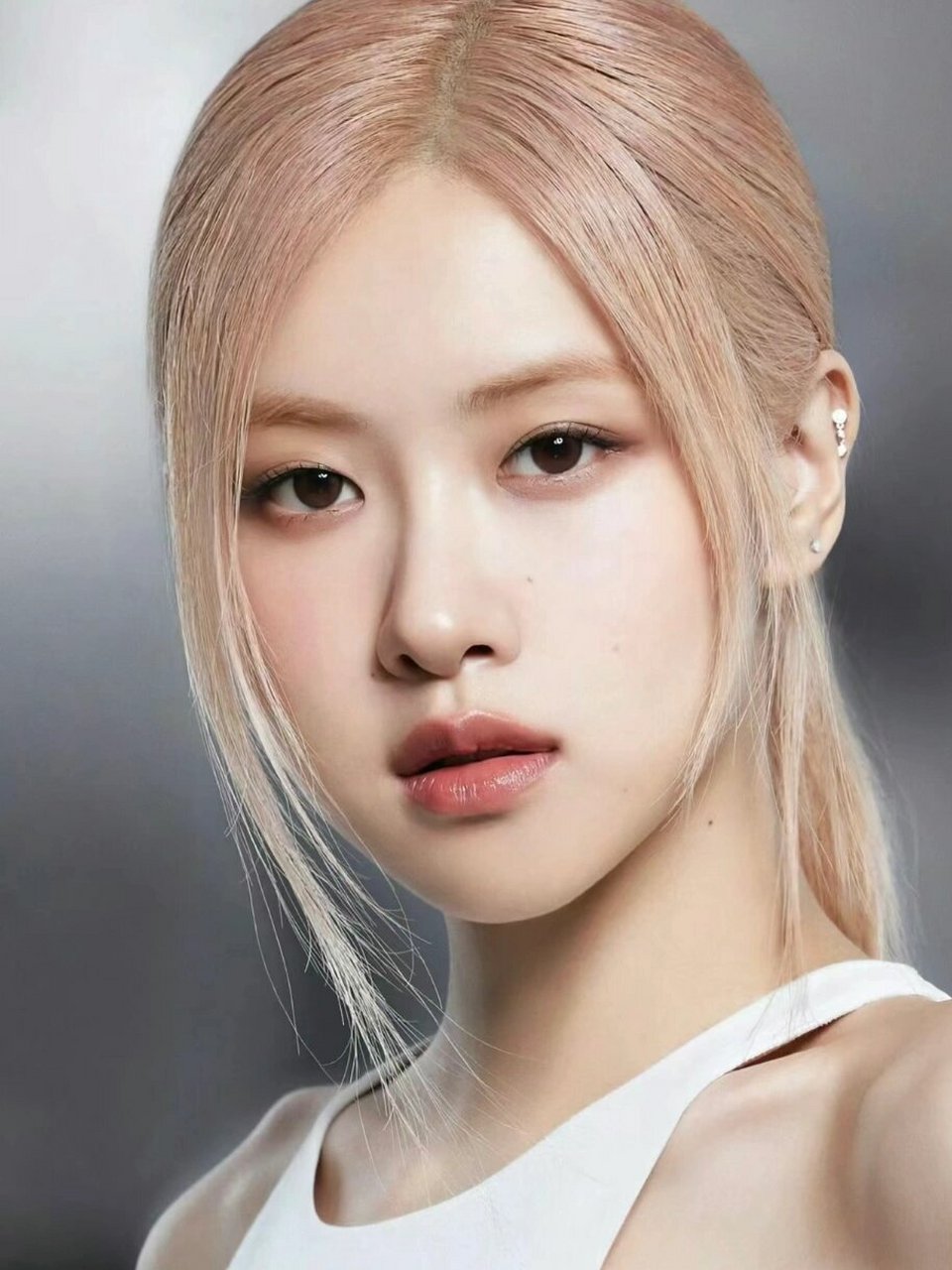 朴彩英,这位韩国流行乐女歌手和演员,凭借其独特的