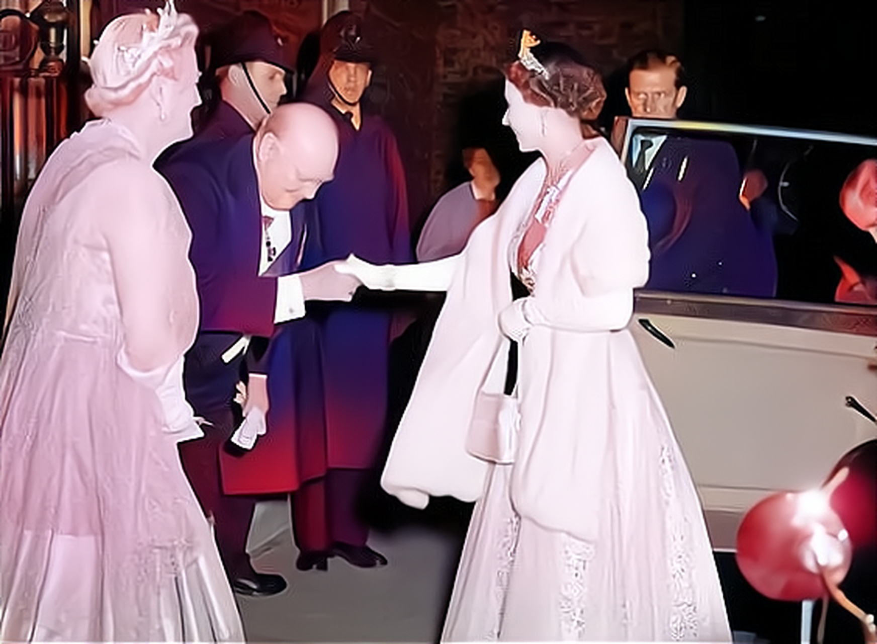 1955年4月,英国唐宁街,丘吉尔正绅士地弯腰鞠躬,送别伊丽莎白二世.