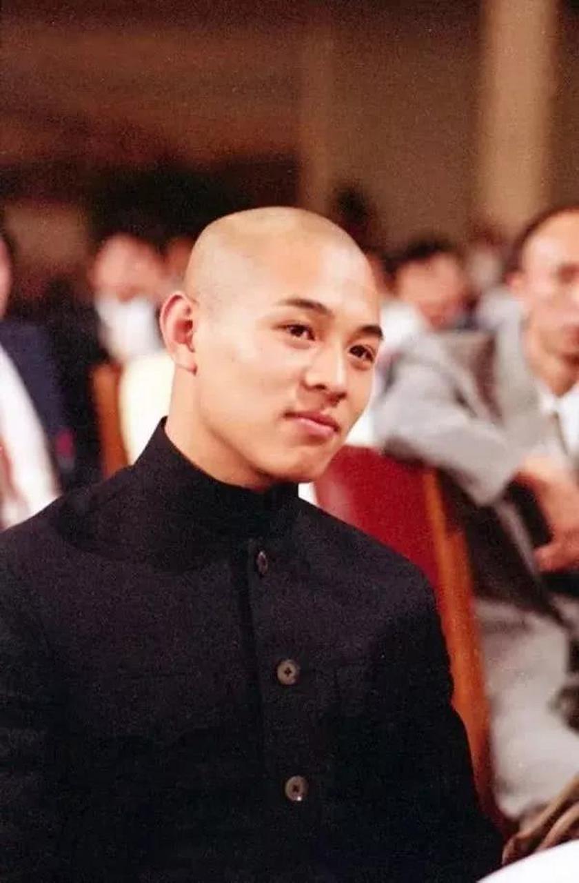 1983年的李连杰真是帅气又年轻,这张照片是当时在人民大会堂所拍摄.