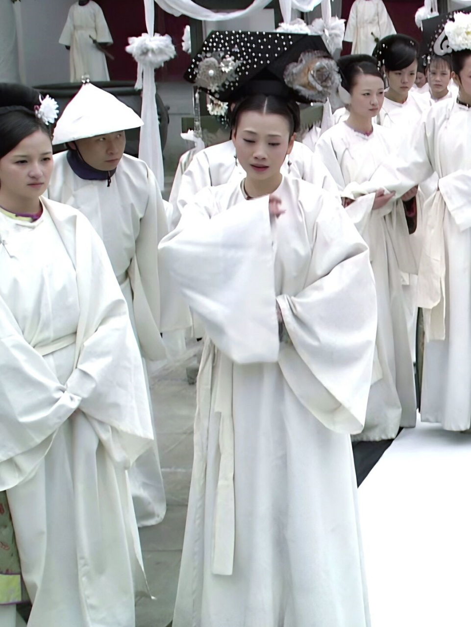 白色守丧服的皇家风采展示