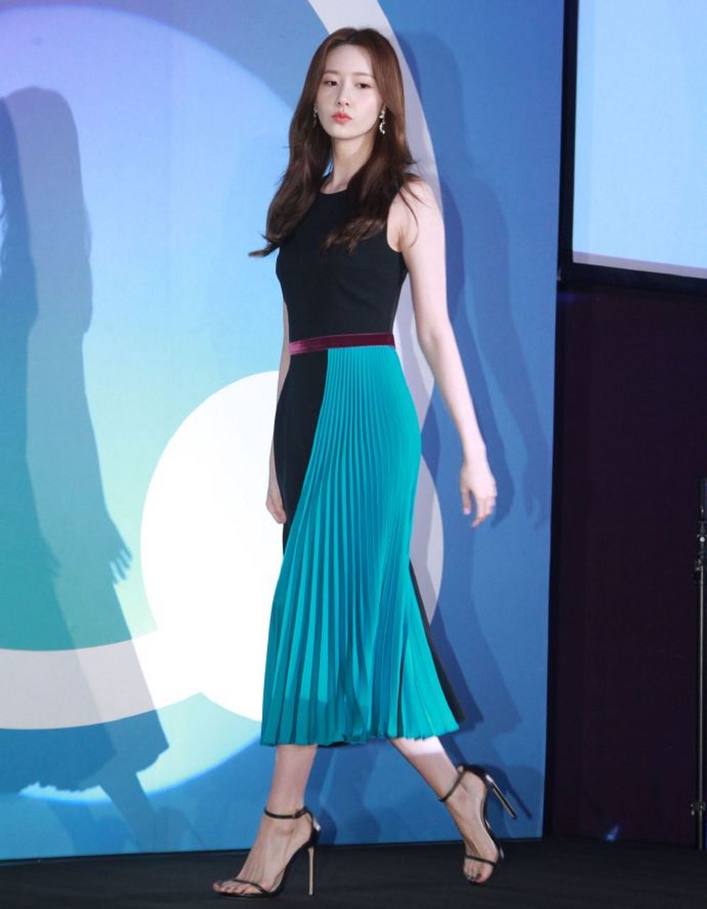 林允儿 高跟秀[鲜花]