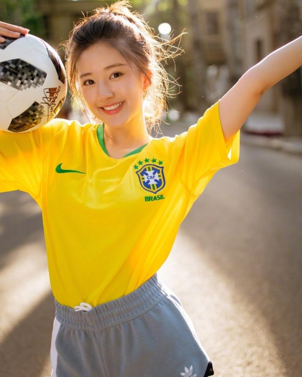 赵露思早年担任足球宝贝的照片,好青春好活力啊!