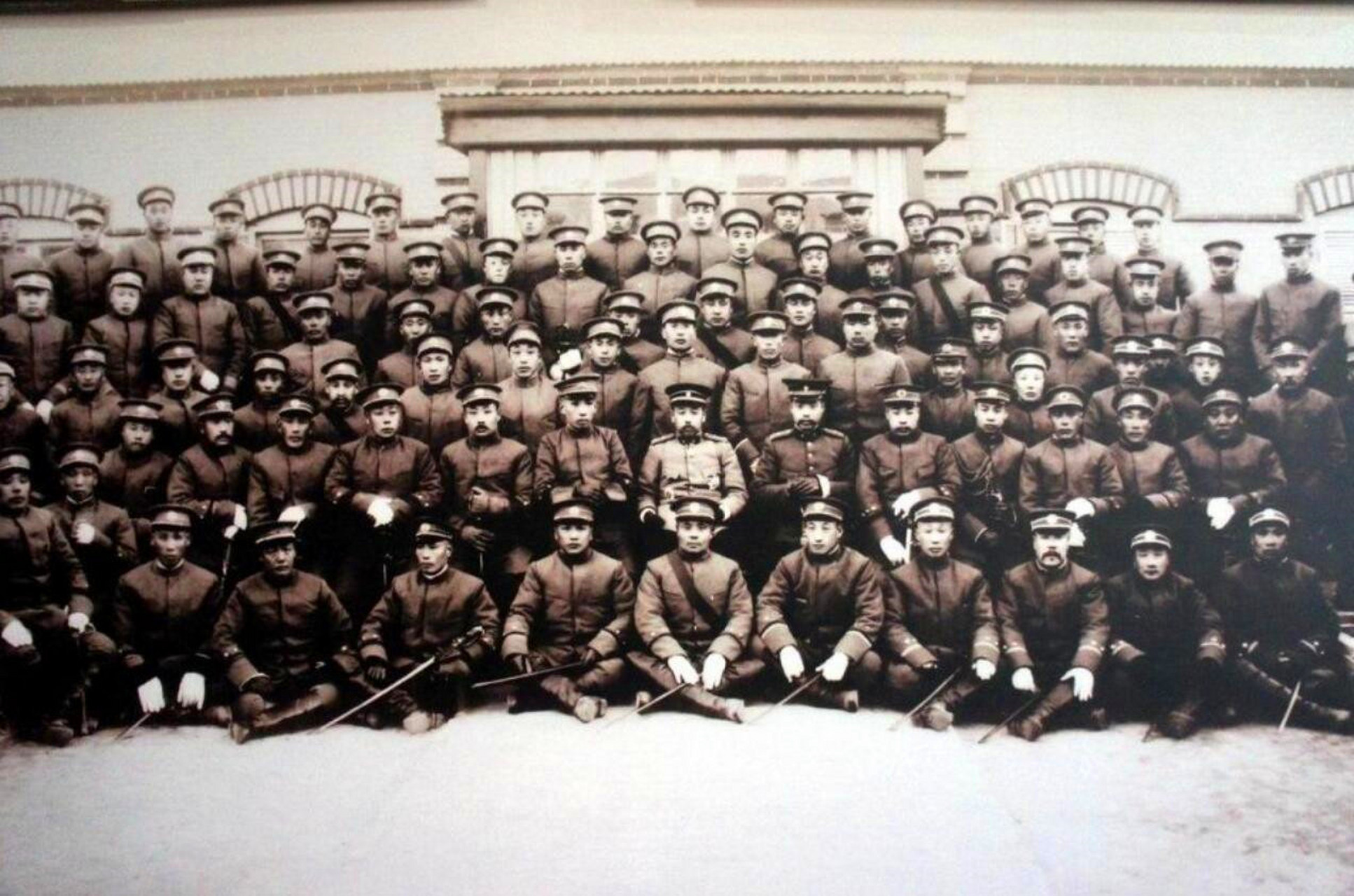 晚清北洋新军合影,这支由清廷花费重金打造的军队,无论如何都没有想到