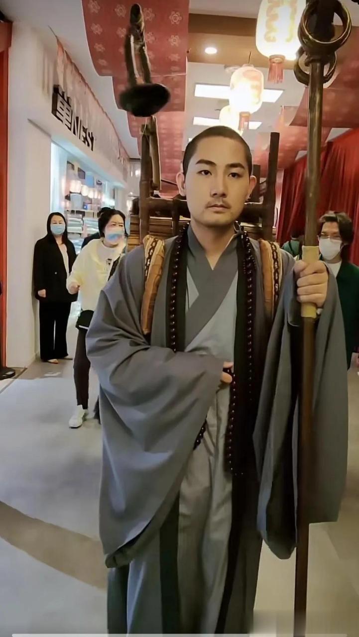 许多人到西安旅游,一是为了看大唐不夜城,另一个就是想看一看玄藏小