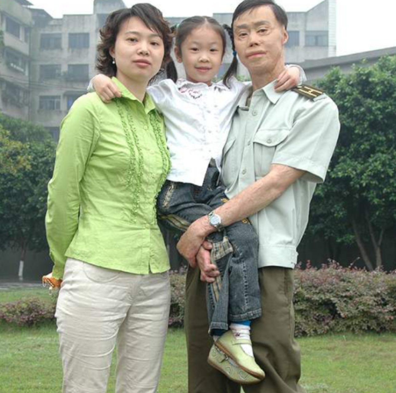 梁强是成都军区的一名普通战士,他抱起一团火用自己的生命救下了一辆