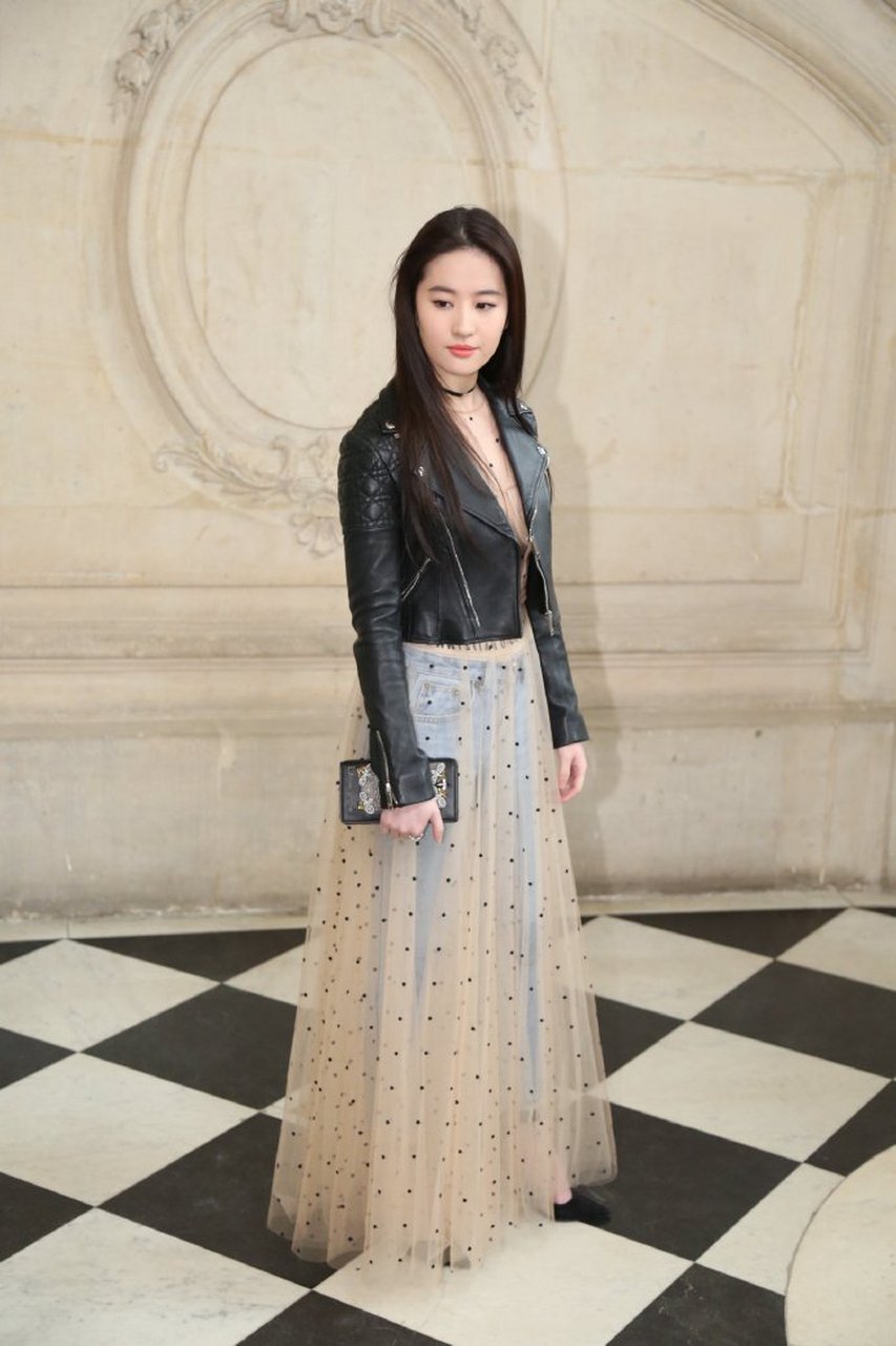 刘亦菲2017巴黎时装周[鲜花]