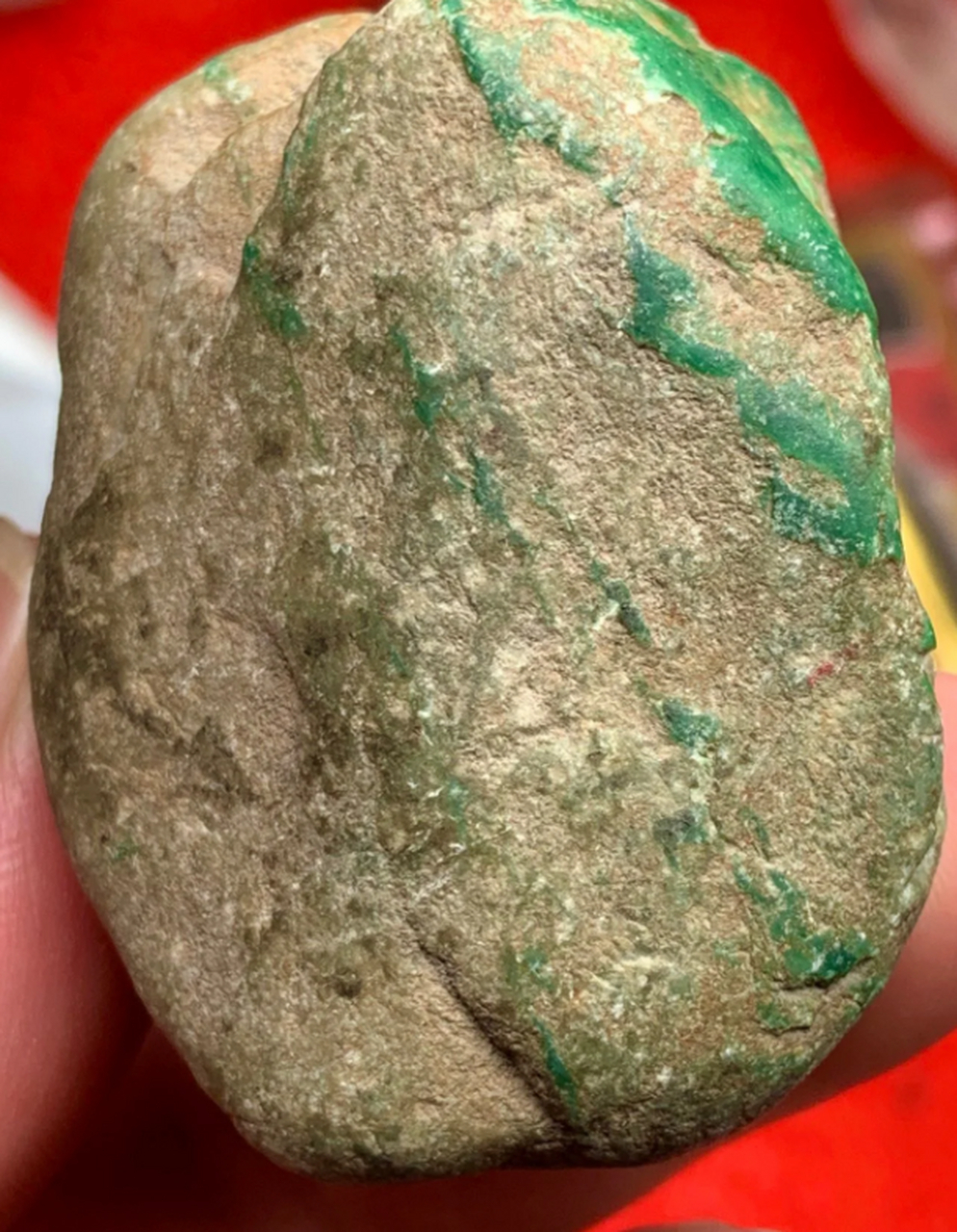 点击头像看直播# #翡翠原石# 116克,南齐阳绿色料,色蟒带盘绕,戒面色