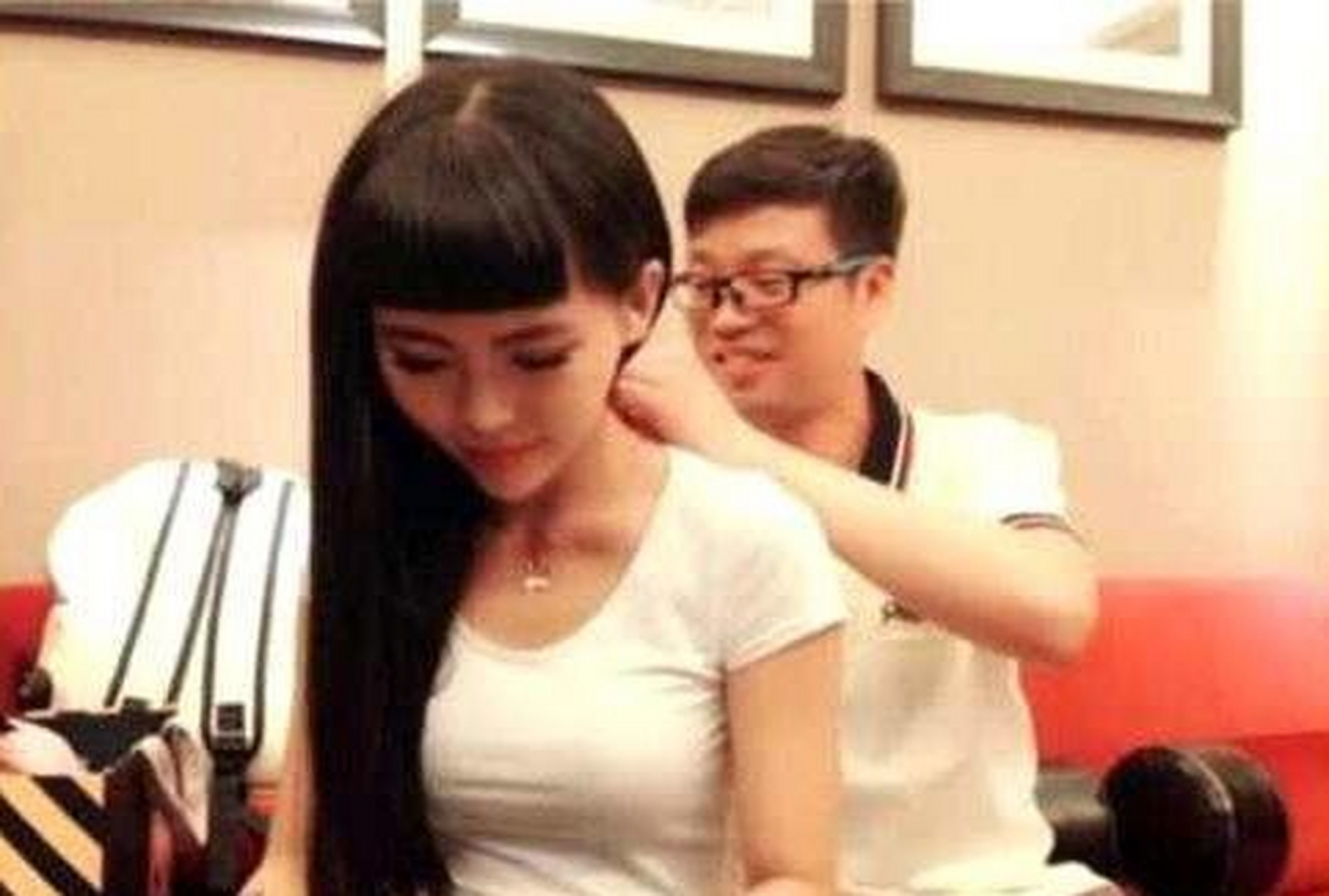 此前,王迅现任妻子曾经发文"三外有三,并删光其他内容,更是引人猜测