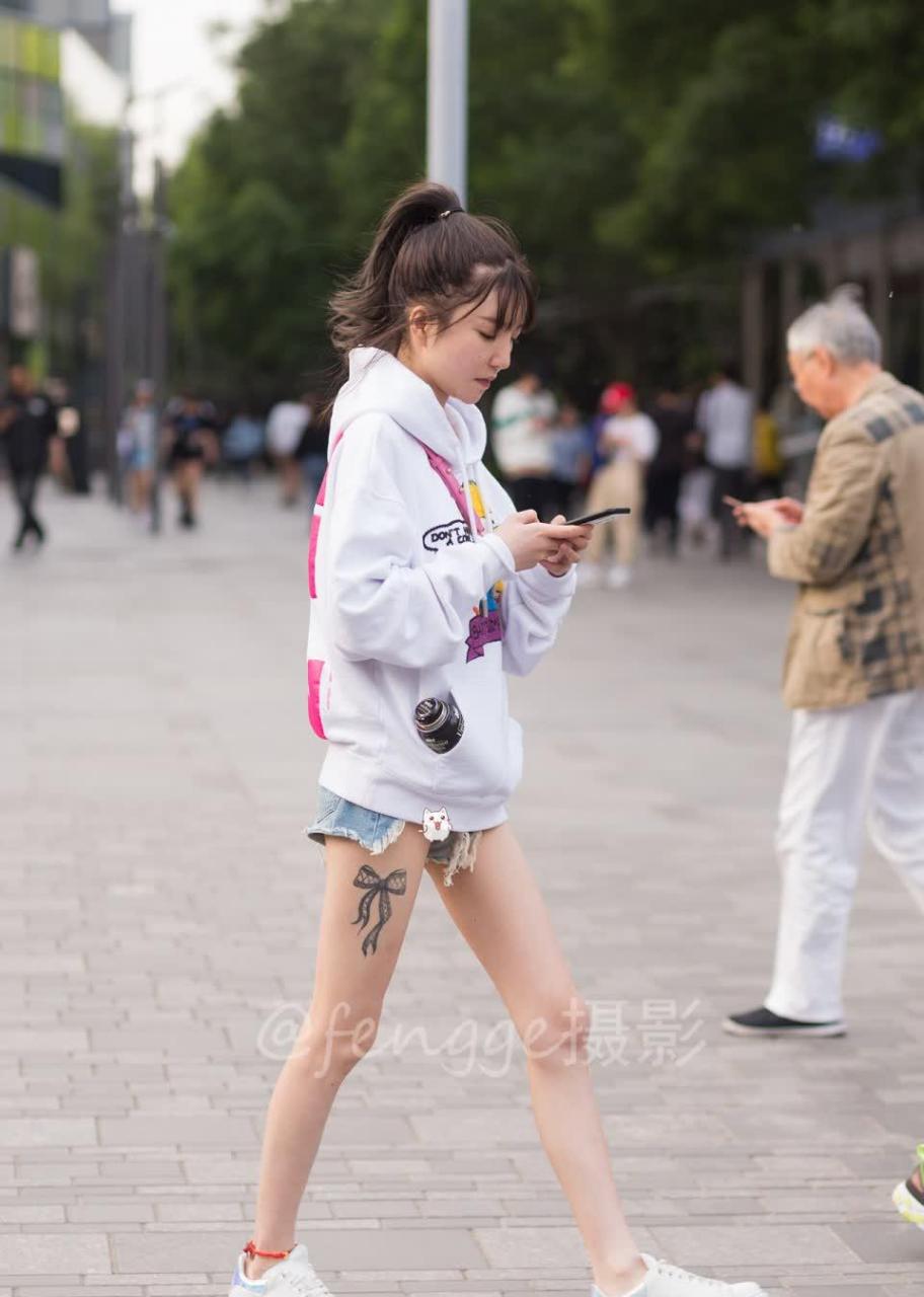 街拍:筷子腿女生示范如何穿搭才能凸显大长腿