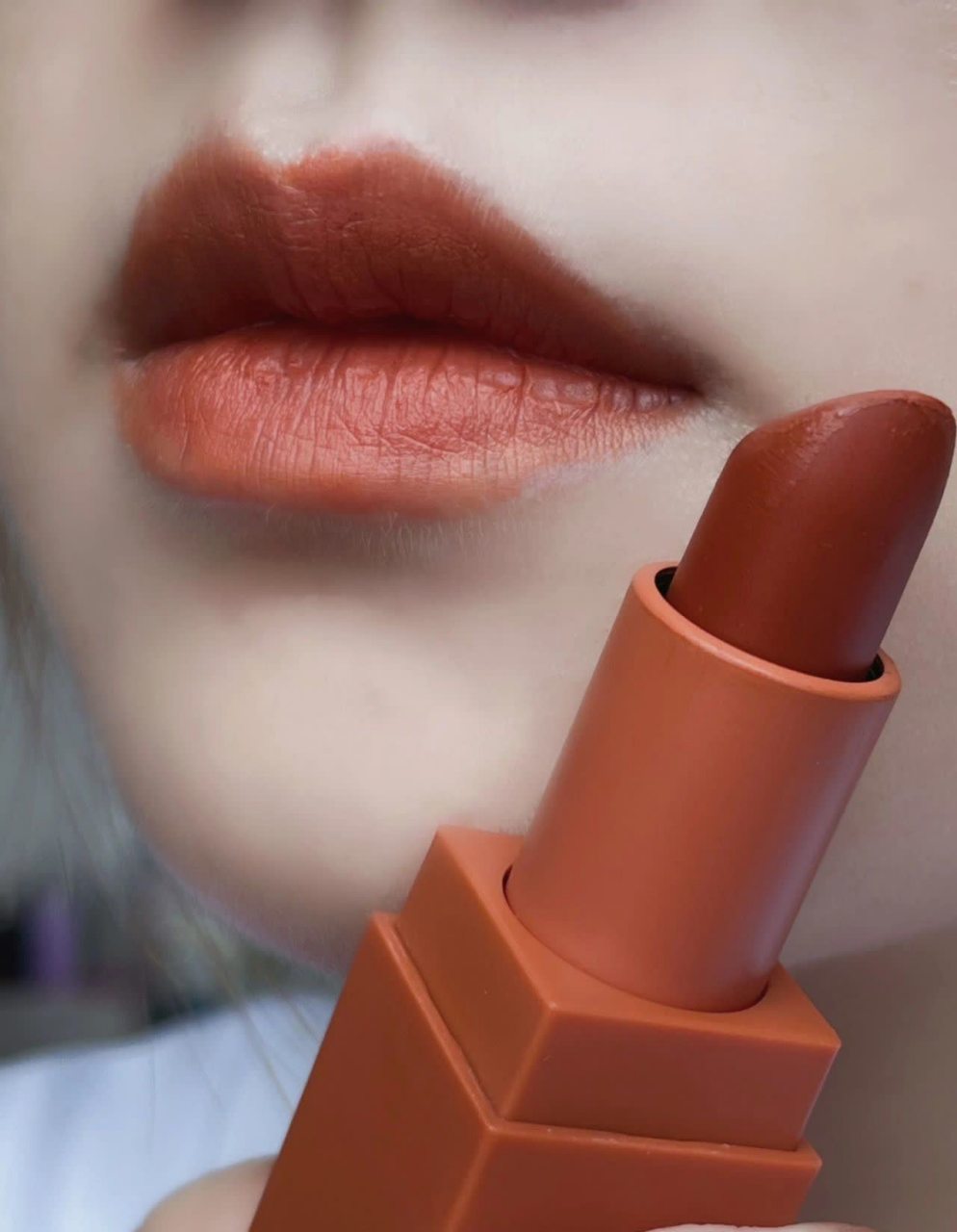 3ce哑光口红220,正宗的南瓜色,很难不喜欢~     我的嘴唇有非常积极