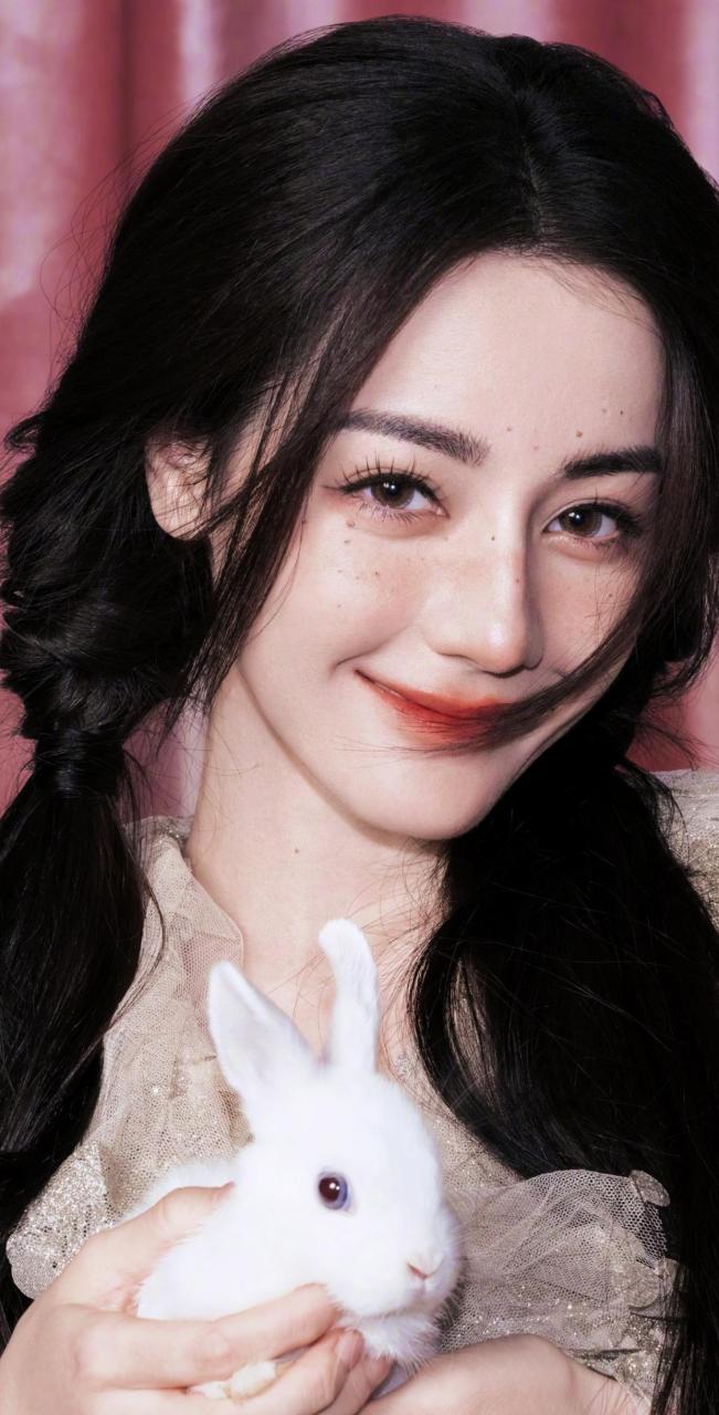 事实证明,雀斑确实是美女杀手,哪怕美如迪丽热巴,点上雀斑也不漂亮了.