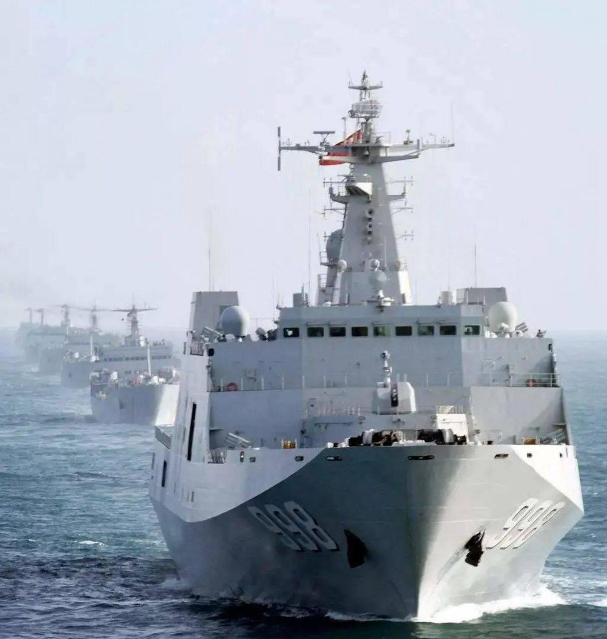 中国海巡06轮编队在台海中部巡航,台新竹舰突然逼近,距离仅0.5海里.
