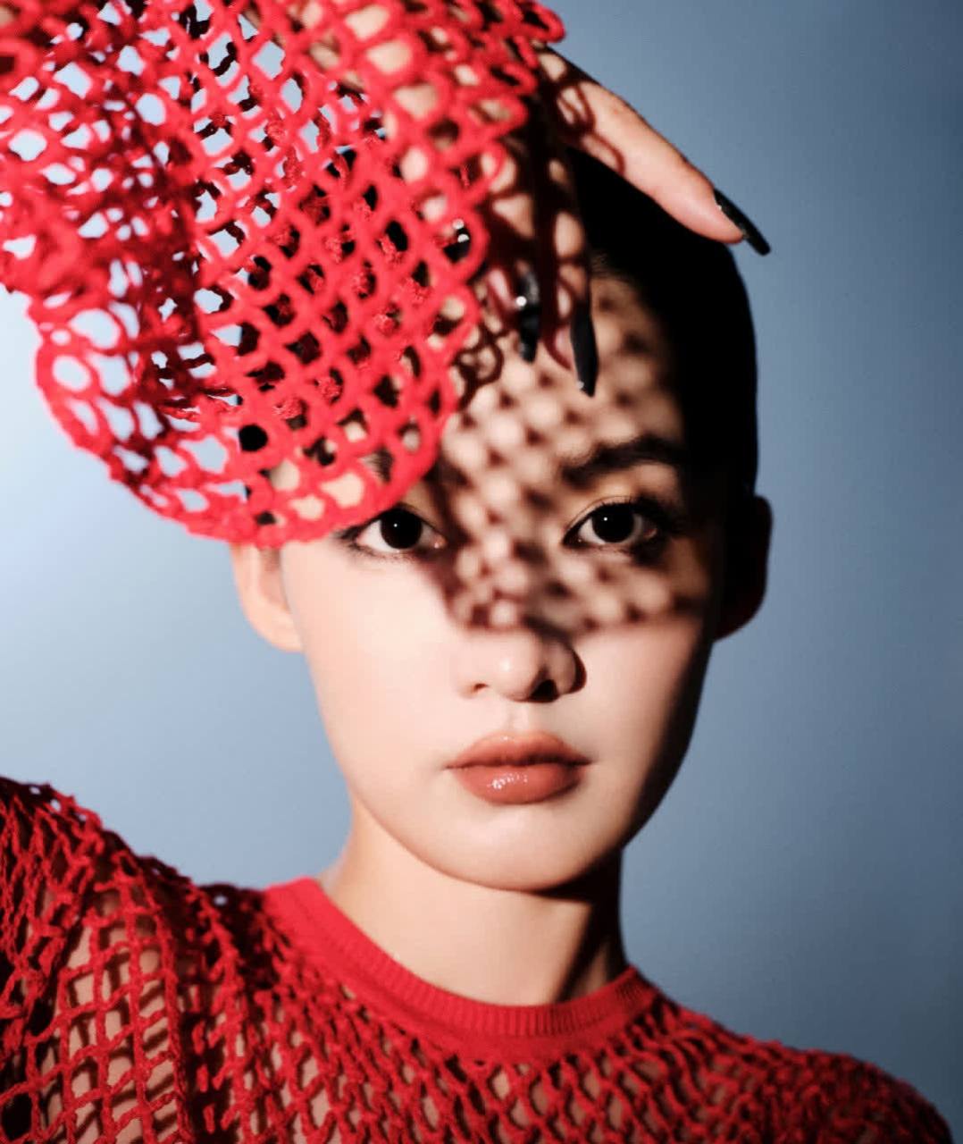 李沁登上《瑞丽伊人时尚》八月号封面.