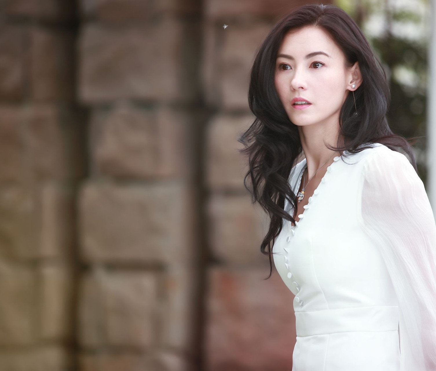 她们坐的是飞机,因为小儿子上了飞机之后就哭闹,于是张柏芝就把孩子抱