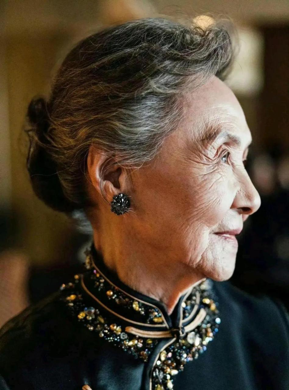 黑旗袍绿披肩真好看.高贵优雅的老太太[比心][比心][比心]老太太真美!