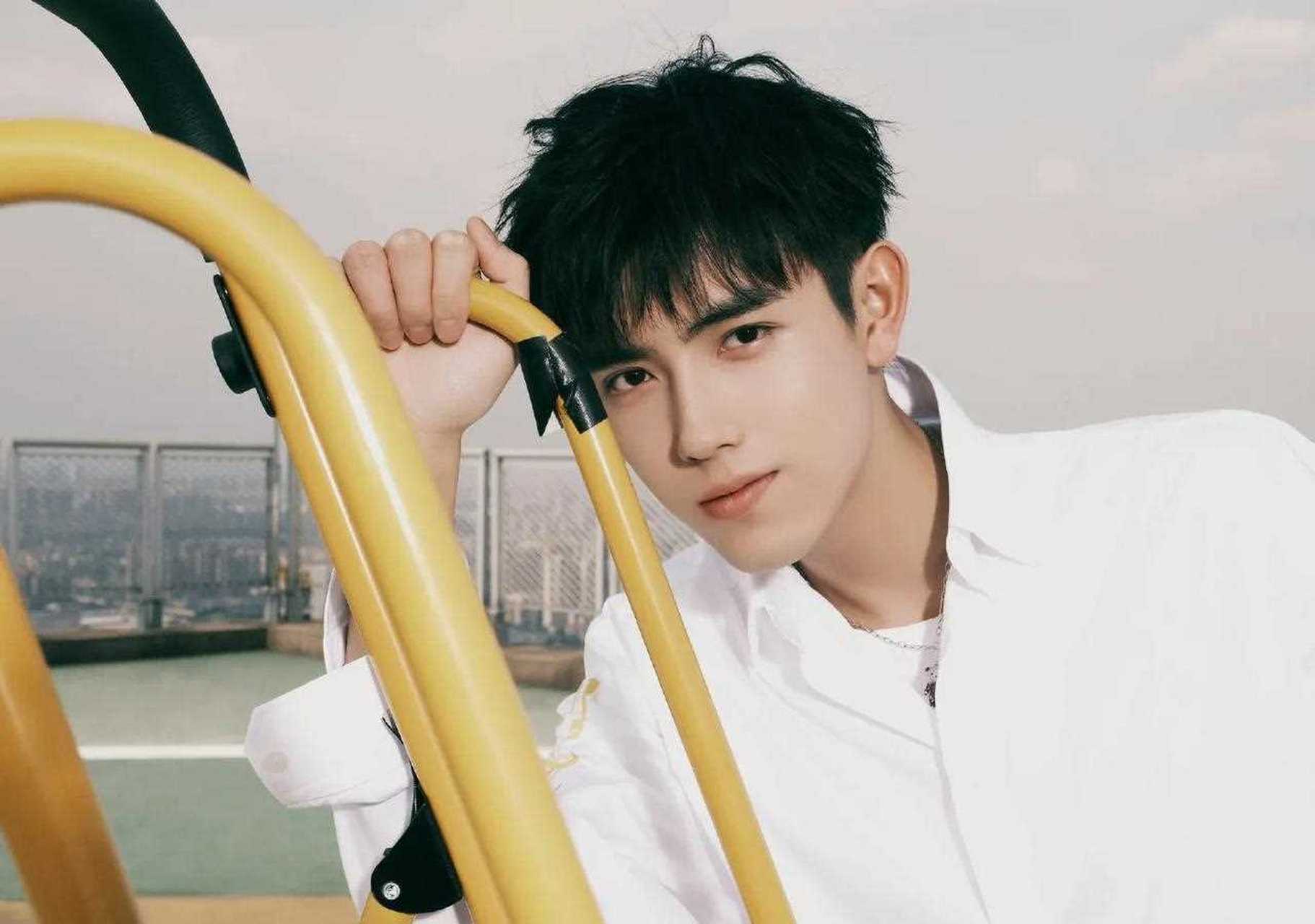 陈飞宇:大家梦想中的校草就是这个样子吧白衬衫少年太可啦 演员陈飞宇