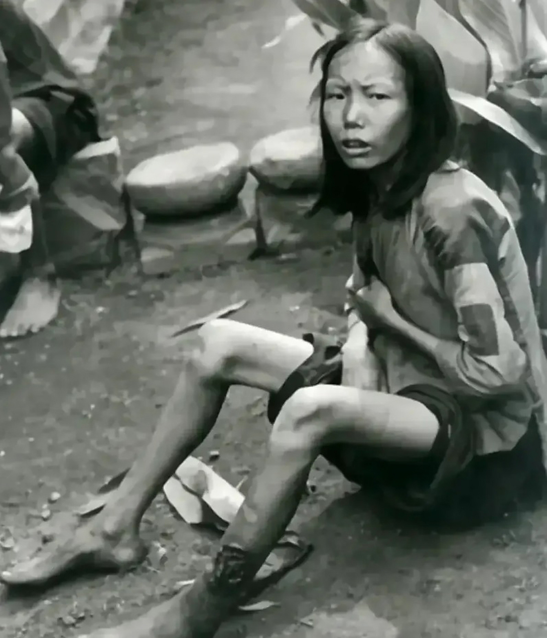 这张照片拍摄于40年代的民国时代,记录了河南人民在饥荒中的悲惨境遇