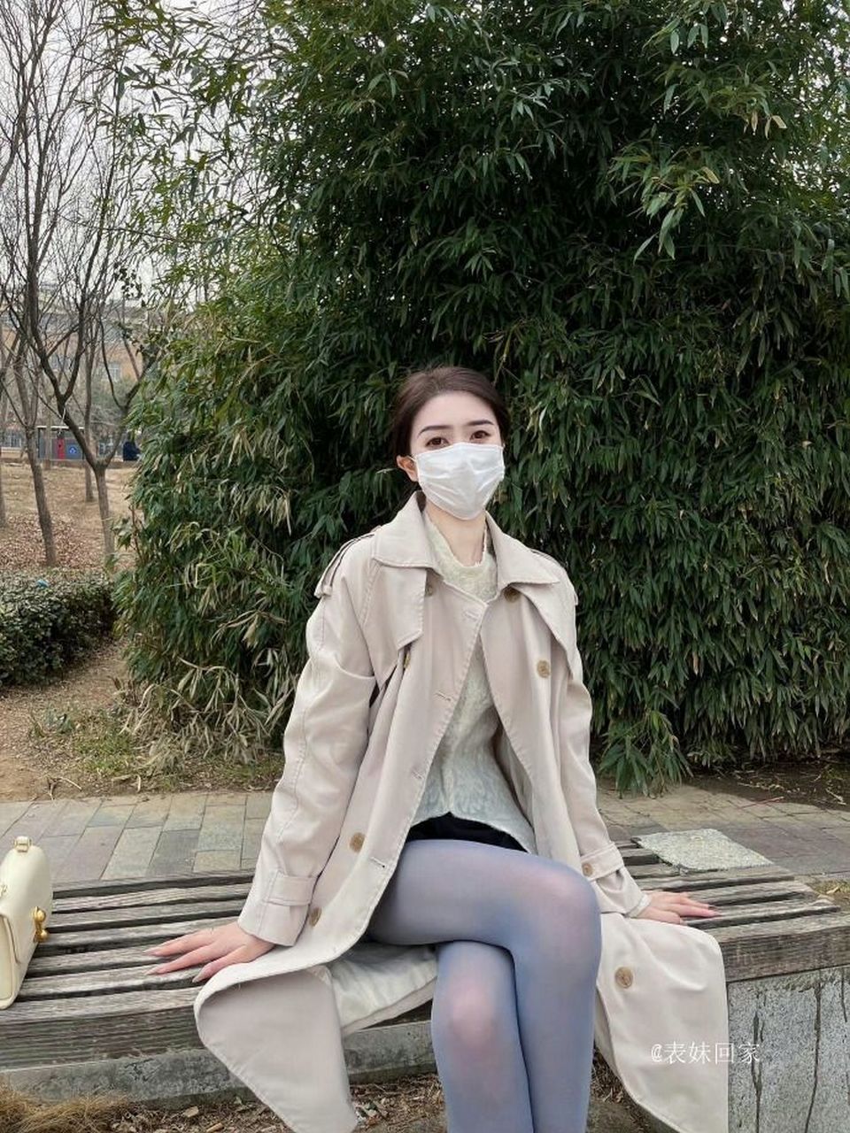 蓝色丝袜很百搭