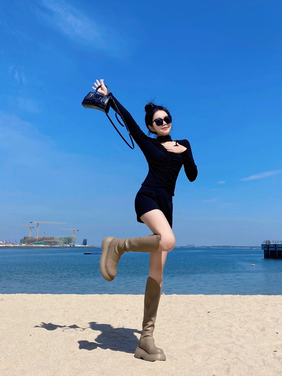 9个不露脸海边拍照姿势加辣妹站姿拍照 海边沙滩太适合拍辣妹照啦!
